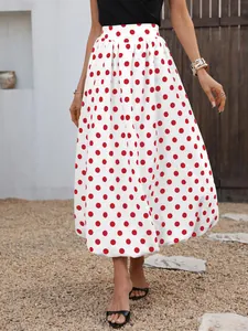 Dettaglio di gonna midi bianca a pois rossi con vita alta elasticizzata ed elegante