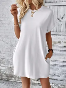 Dettaglio di un abito t-shirt bianco a maniche corte con girocollo e tasche laterali