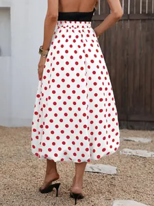 Vista posteriore di una gonna midi a palloncino bianca a pois rossi con vita elastica.
