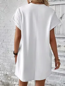 Vista posteriore di un abito bianco minimalista a maniche corte con tasche laterali