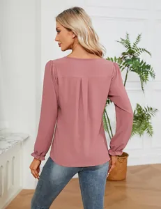Achteraanzicht van roze chiffon blouse met V-hals, plooien en ruches aan de manchetten