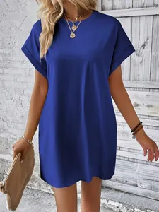 Elegante abito t-shirt blu reale a maniche corte indossato da modella con gioielli