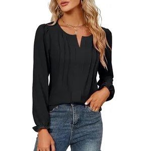 Gedetailleerd overzicht van een zwarte chiffon blouse met V-hals en elegante plooistructuur