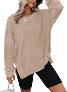 Detailweergave van beige wafelgebreide sweater met ronde hals en zijsplitten
