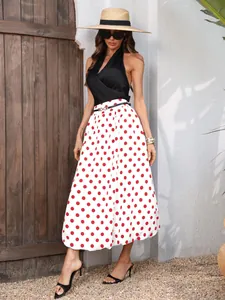 Vista completa della gonna midi a pois rossi alla moda da donna con vita elastica