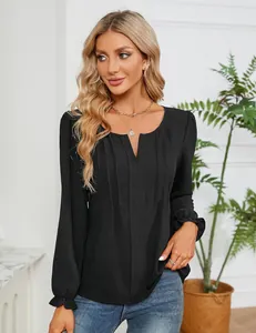 Detailweergave van zwarte chiffon blouse met V-hals en elegante geplooide textuur