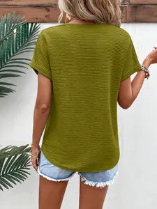 Rückansicht eines locker sitzenden armygrünen Kurzarm-T-Shirts mit Wellenstruktur.