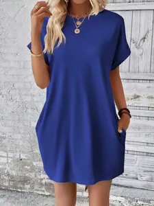 Dettaglio dell'abito t-shirt blu scuro a maniche corte con tasche e vestibilità ampia