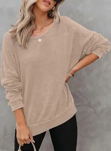 Detailweergave van een beige wafelgebreid sweatshirt met lange mouwen en zijsplitjes