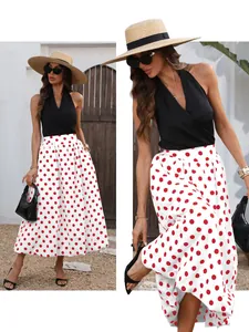 Dettaglio top halter nero chic e gonna svasata bianca con pois rossi per donna elegante