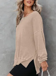 Detail van de wafelgebreide stof van deze casual sweatshirt met lange mouwen en zijsplit