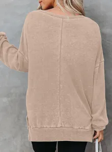 Detail van de achterkant van een beige wafelgebreide damessweatshirt met zijsplitjes