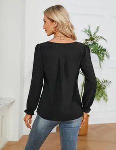 Achteraanzicht van een elegante zwarte chiffon blouse met lange mouwen en V-hals