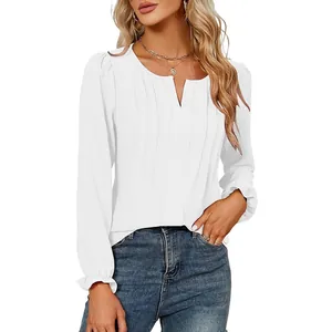 Close-up van witte chiffon blouse met V-hals, geplooide voorkant en ruches aan de mouwen.