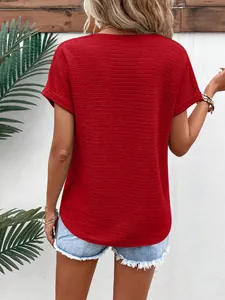 Detailansicht der Rückseite eines roten strukturierten kurzärmeligen Sommer-T-Shirts