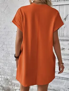 Vista posteriore di un comodo vestito t-shirt arancione ampio con pratiche tasche