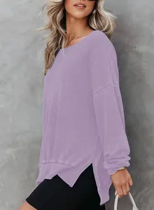 Lavendelkleurig wafelgebreid sweatshirt voor dames met zijsplitten en een ronde hals.
