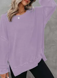 Detail van de paarse wafelgebreide sweater met ronde hals en zijsplitten voor dames.