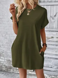 Abito verde oliva a maniche corte con girocollo e tasche indossato da modella