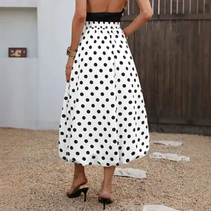 Elegante vista posteriore di una gonna midi a pois bianca con comoda vita elasticizzata.