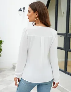 Gedetailleerd achteraanzicht van een witte chiffon blouse met lange mouwen en plooien.
