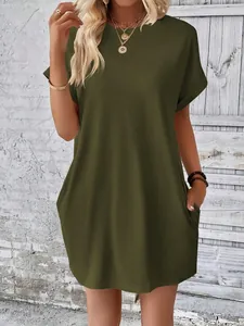Dettaglio dell'abito t-shirt verde oliva con tasche laterali e scollo rotondo