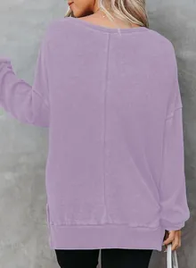 Gedetailleerd achteraanzicht van een lavendel wafelgebreid sweatshirt met zijsplitjes