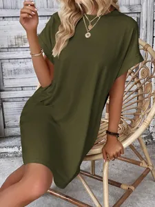 Abito corto casual verde oliva vestibilità ampia con girocollo e maniche corte lifestyle