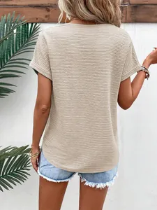 Detail Rückansicht eines lockeren beige T-Shirts mit Wellentextur und Ärmelaufschlag