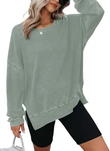 Detailweergave van damesshirt met lange mouwen van wafelbreisel met zijsplitjes in groen
