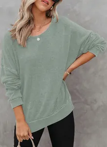 Gedetailleerde weergave van de wafelgebreide textuur van deze groene damessweatshirt
