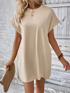 Primo piano di un abito a t-shirt beige dalla vestibilità ampia con maniche corte risvoltate
