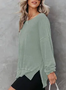 Gedetailleerd overzicht van saliegroene wafelgebreide damessweatshirt met zijsplit en textuur