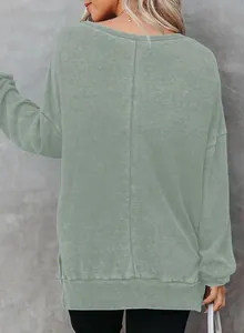 Achteraanzicht van een saliegroen wafelgebreid sweatshirt met lange mouwen en split.