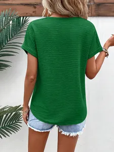 Rückansicht eines grünen strukturierten Kurzarm-T-Shirts für Damen in lockerer Passform