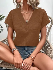 Modisches braunes Damen T-Shirt mit V-Ausschnitt und einer einzigartigen Textur