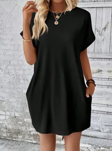 Dettaglio dell'abito estivo nero da donna con girocollo, maniche corte e tasche laterali.
