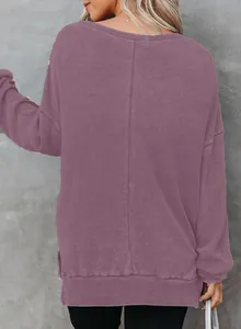 Gedetailleerd achteraanzicht van een paarse wafelgebreide damessweatshirt met split