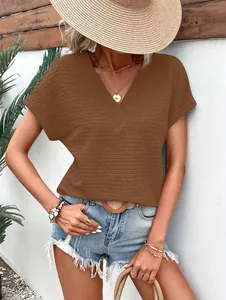 Detaillierte Nahaufnahme eines braunen Damen T-Shirts mit V-Ausschnitt und strukturierter Textur