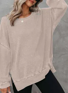 Detailopname van de zachte wafelbreistructuur van dit casual sweatshirt met zijsplitjes
