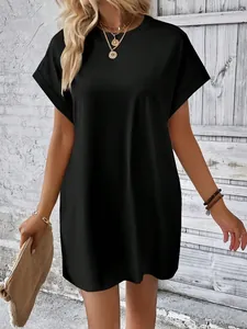 Abito t-shirt nero minimalista da donna con scollo rotondo e maniche corte risvoltate