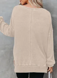 Gedetailleerd achteraanzicht van beige wafelgebreide sweatshirt met zijsplitjes