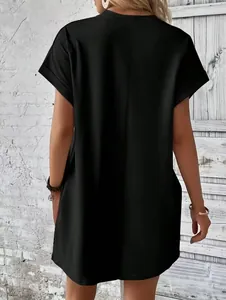 Vista posteriore di un abito nero minimalista a maniche corte con vestibilità comoda.
