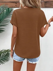 Detailansicht der Rückseite eines braunen, lockeren V-Ausschnitt-T-Shirts mit Textur
