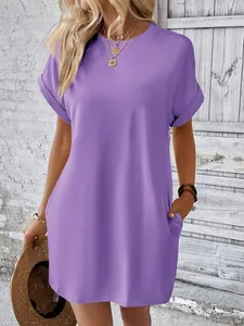 Dettaglio dell'abito casual viola da donna con maniche corte e tasche funzionali.
