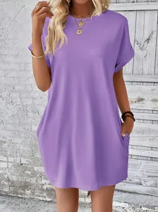 Vista dettagliata di un vestito a maglietta viola a maniche corte con tasche laterali.