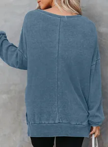 Achteraanzicht van een dusty blauw wafelgebreid sweatshirt met lange mouwen voor dames.