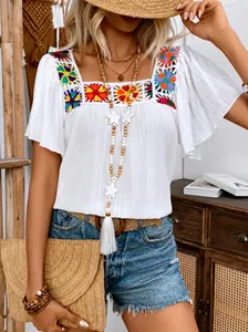 Λευκή boho μπλούζα με τετράγωνη λαιμόκοψη και πολύχρωμα κεντημένα λουλούδια κροσέ