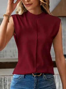 Elegante blusa burdeos sin mangas con cuello alto y detalle de costura vertical