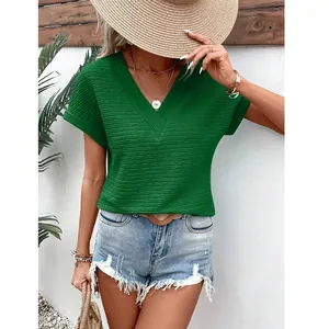 Lässiges grünes Damen-T-Shirt mit V-Ausschnitt, Kurzarm und stilvoller Textur für den Sommer